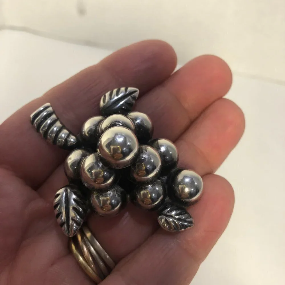 VINTAGE‎ Sterling Silver Grapes Brooch Stacking Dimensional 2
